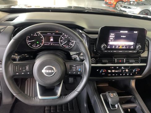Used 2024 Nissan Pathfinder SV w/ SV Premium Package AWD/4WD image 17