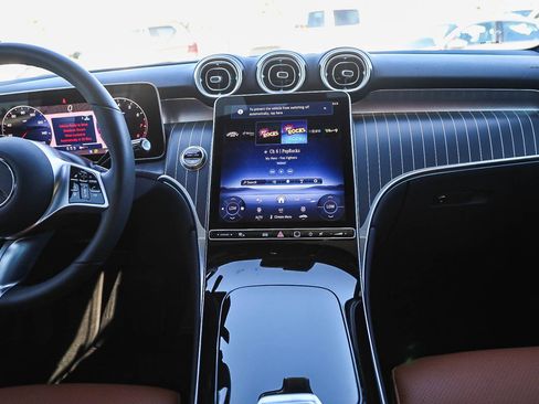 Used 2025 Mercedes-Benz GLC 300 4MATIC image 13