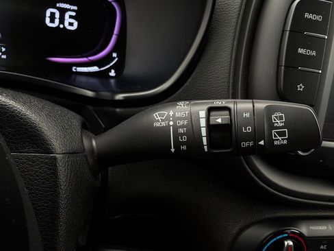 Used 2025 Kia Soul LX w/ LX Technology Package FWD image 34
