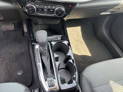 Used 2025 Chevrolet Trax LT FWD image 40