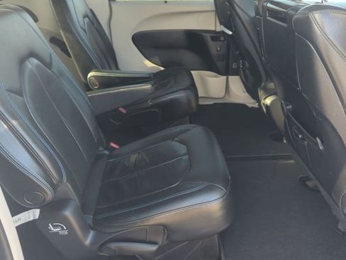 Used 2021 Chrysler Pacifica Touring-L w/ Uconnect Theater Family Group AWD/4WD image 24