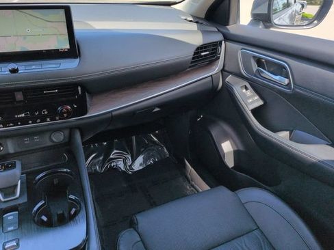 Used 2025 Nissan Rogue Platinum FWD image 17