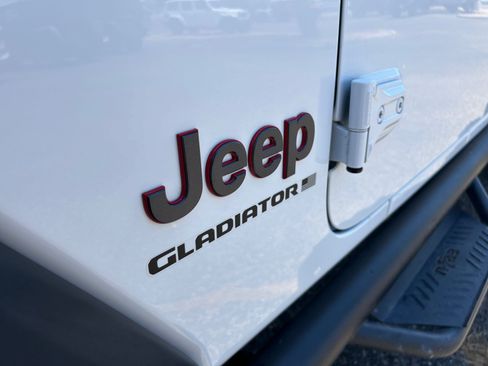 Used 2023 Jeep Gladiator Rubicon w/ LED Lighting Group AWD/4WD image 23