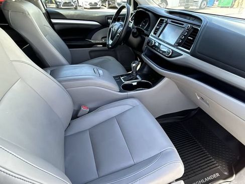 Used 2017 Toyota Highlander XLE AWD/4WD image 12