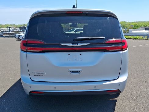Certified 2023 Chrysler Pacifica Touring-L FWD image 5