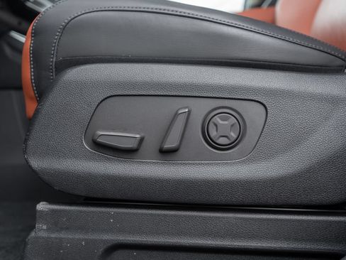 Used 2025 Kia Carnival EX FWD image 21