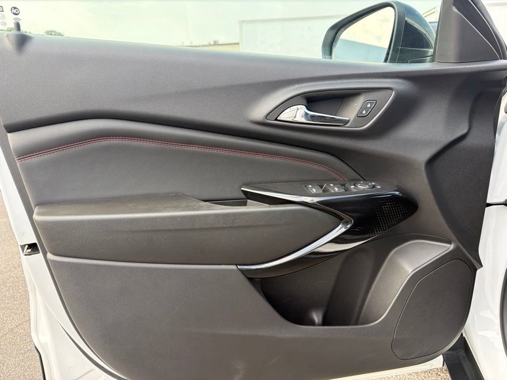 Used 2024 Chevrolet Trax RS w/ Sunroof Package FWD image 17