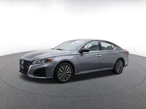 Used 2025 Nissan Altima 2.5 SV FWD image 3
