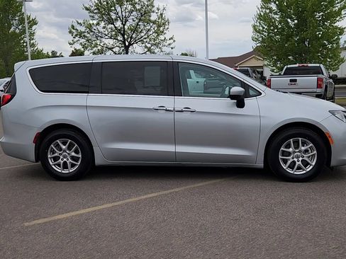 Used 2022 Chrysler Voyager LX FWD image 11