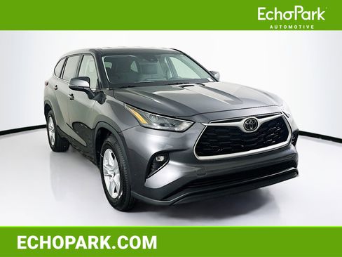 Used 2023 Toyota Highlander LE image 1