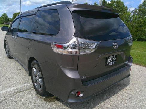 Used 2018 Toyota Sienna SE image 3