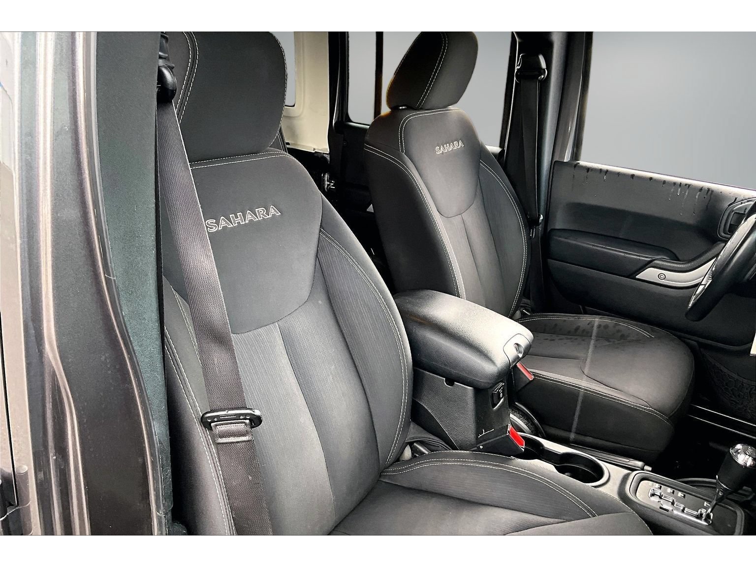 Used 2016 Jeep Wrangler Unlimited Sahara w/ Connectivity Group AWD/4WD image 28