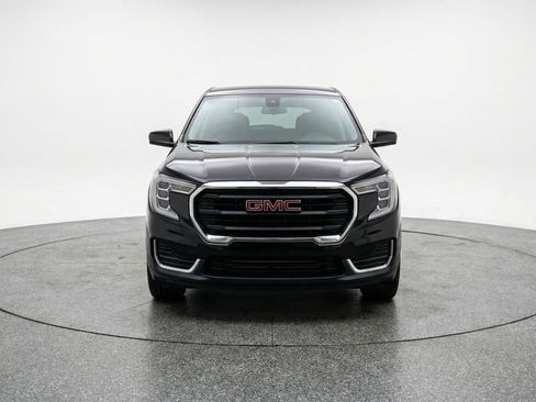 Used 2024 GMC Terrain SLE image 2