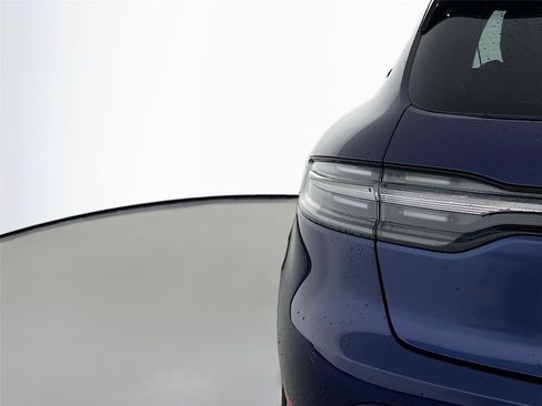 Certified 2024 Porsche Macan AWD/4WD image 16