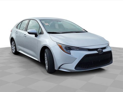 Used 2022 Toyota Corolla LE image 3