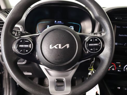 Used 2023 Kia Soul LX w/ LX Technology Package FWD image 3