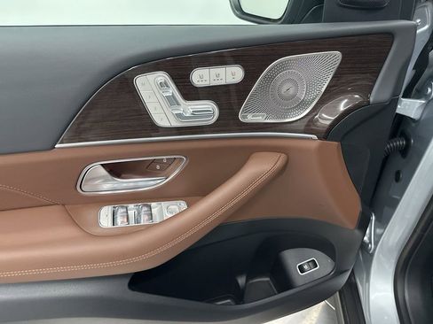 Used 2025 Mercedes-Benz GLS 450 4MATIC image 11