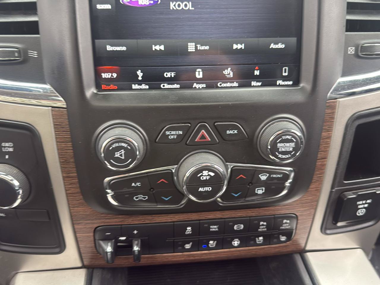 Used 2018 RAM 2500 Laramie w/ Convenience Group AWD/4WD image 16