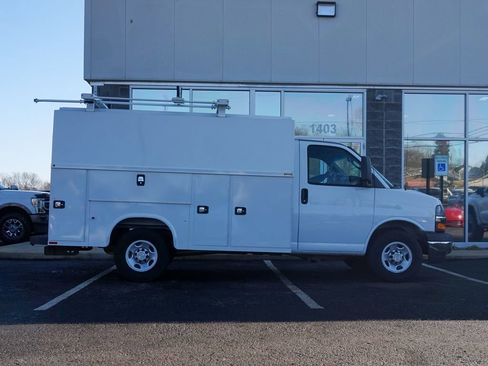 Used 2022 Chevrolet Express 3500 w/ Power Convenience Package RWD image 2