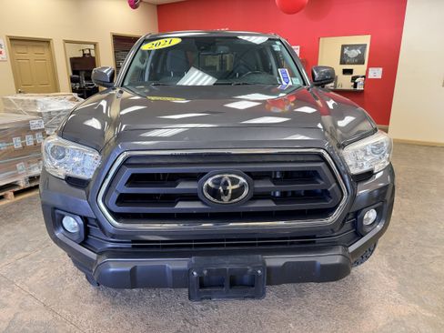 Used 2021 Toyota Tacoma SR5 AWD/4WD image 2