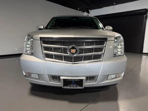 Used 2013 Cadillac Escalade ESV Platinum AWD/4WD image 2