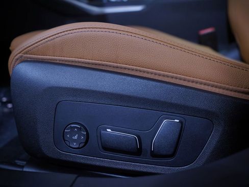 Used 2025 BMW 330i Sedan w/ M Sport Package image 12