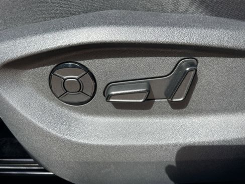 New 2025 Volkswagen Tiguan SE image 10