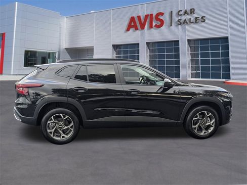 Used 2025 Chevrolet Trax LT w/ LT Convenience Package image 5
