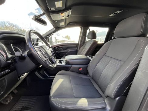 Used 2018 Nissan Titan SV w/ SV Convenience Package image 16
