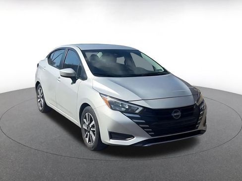 Used 2025 Nissan Versa SV image 3