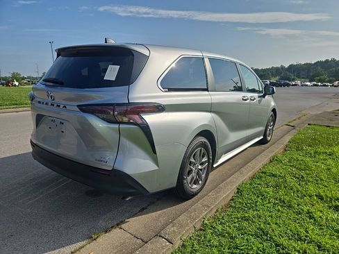 Used 2023 Toyota Sienna XLE AWD/4WD image 3