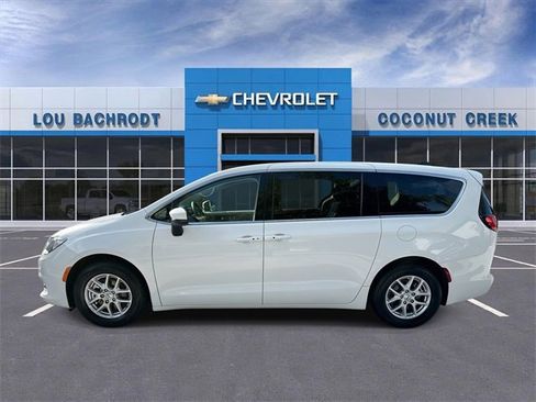 Used 2022 Chrysler Voyager LX image 5