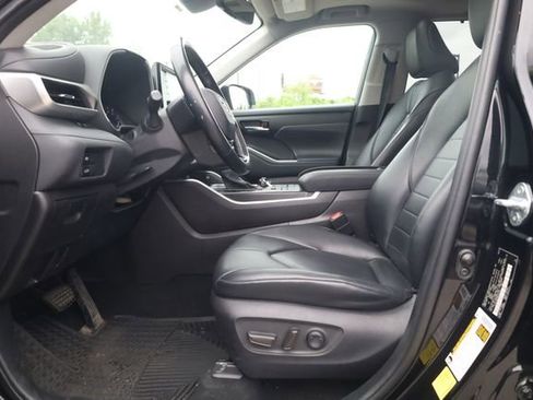 Used 2021 Toyota Highlander XLE AWD/4WD image 13