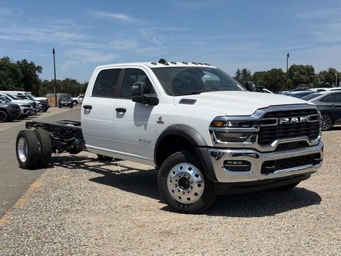 New 2026 RAM 5500 4x4 Crew Cab image 2