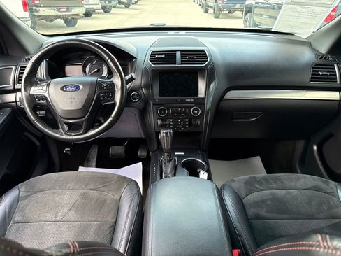 Used 2018 Ford Explorer XLT w/ Equipment Group 202A AWD/4WD image 39
