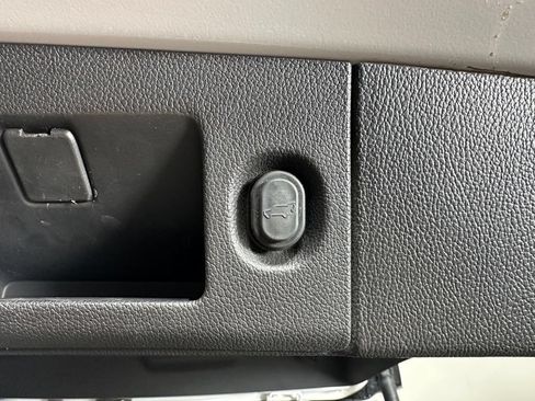 Used 2018 Cadillac Escalade Premium Luxury AWD/4WD image 8