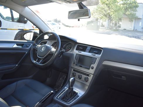 Used 2017 Volkswagen Golf SE image 32