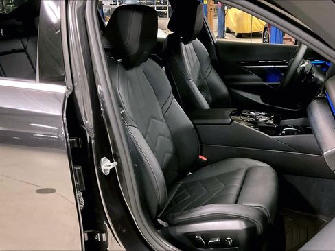 Certified 2025 BMW 530i image 9