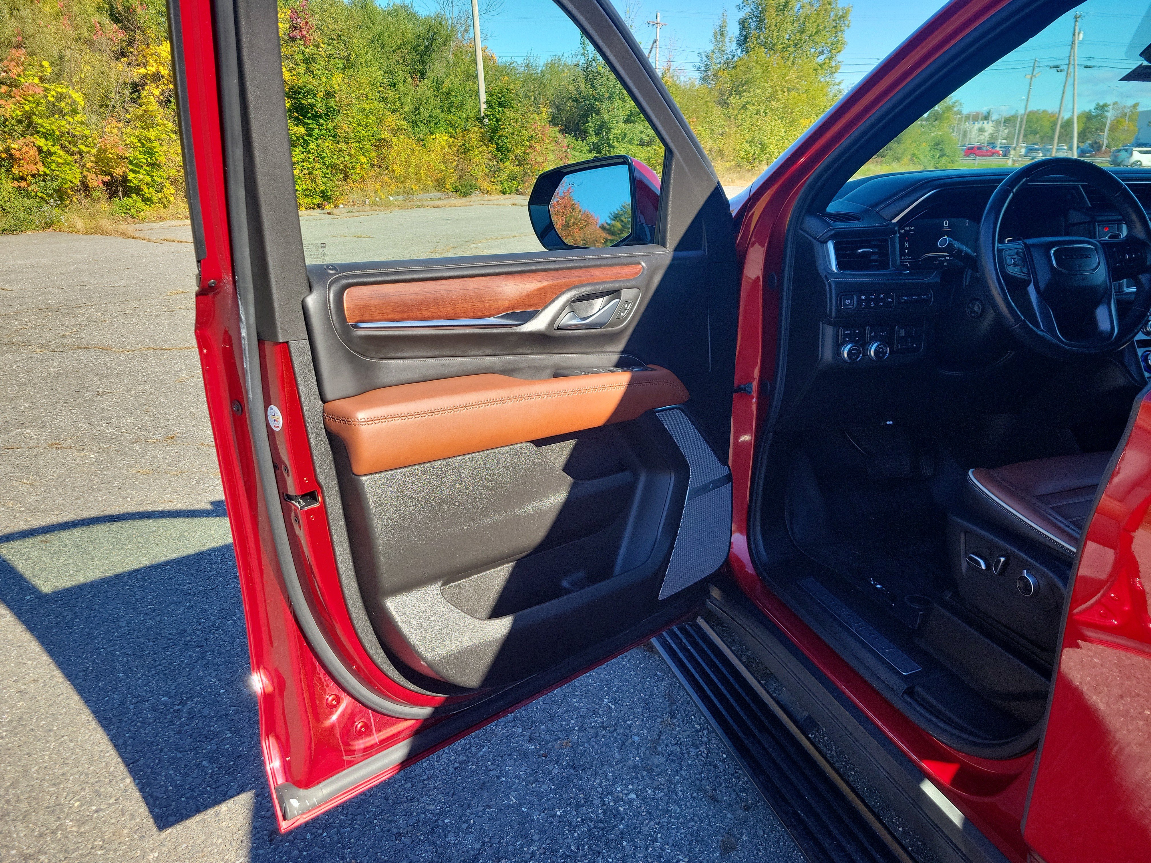 Used 2023 GMC Yukon XL Denali Ultimate AWD/4WD image 15