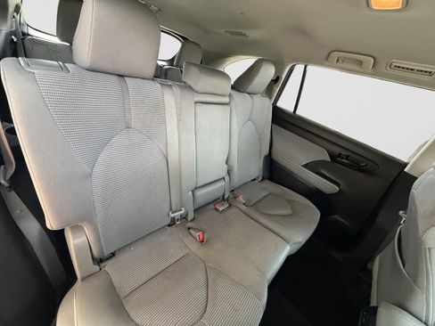 Used 2021 Toyota Highlander L AWD/4WD image 19
