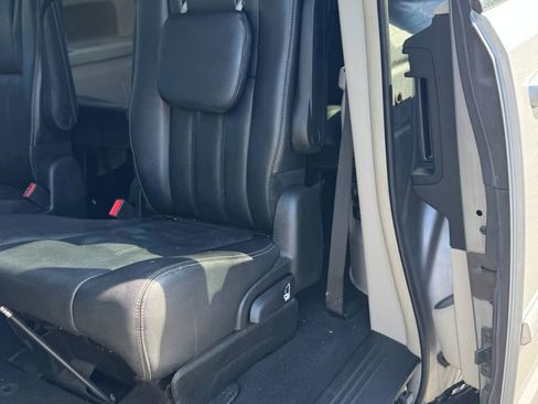 Used 2013 Chrysler Town & Country Touring image 10