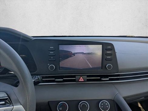 Used 2022 Hyundai Elantra SE FWD image 13
