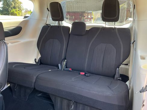 Used 2022 Chrysler Voyager LX image 25