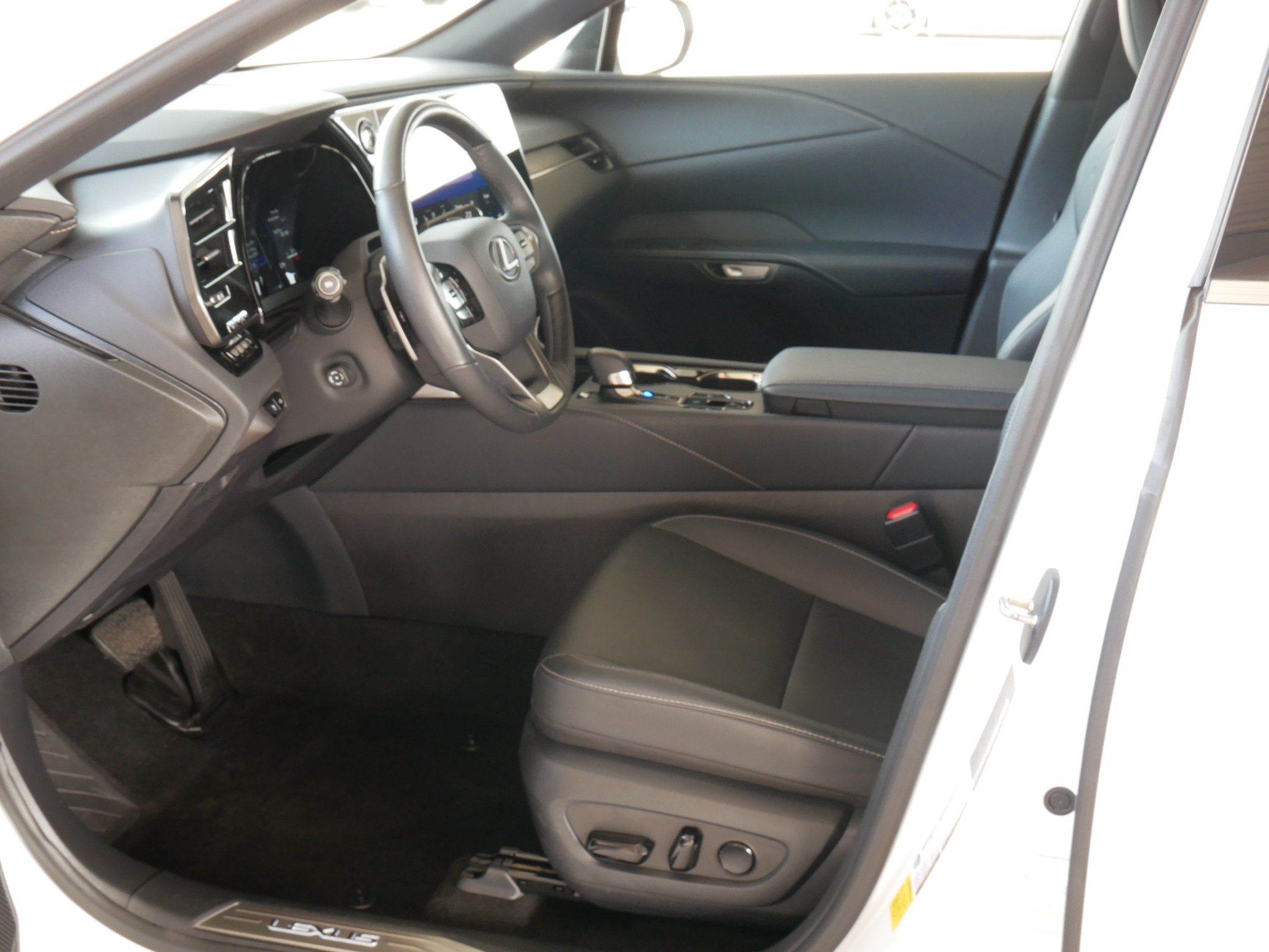 Used 2025 Lexus RX 350h w/ Convenience Package AWD/4WD image 4
