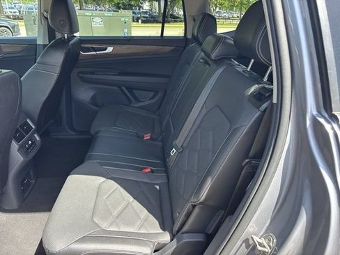 Used 2024 Volkswagen Atlas SE AWD/4WD image 17