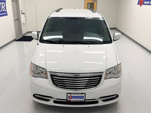 Used 2016 Chrysler Town & Country Touring FWD image 3
