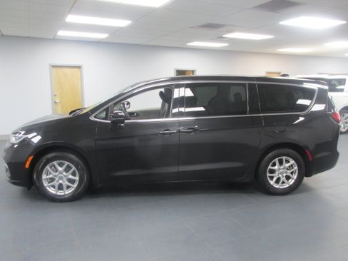 Used 2023 Chrysler Pacifica Touring-L FWD image 8