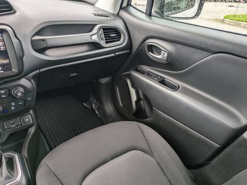 Used 2023 Jeep Renegade Latitude AWD/4WD image 17