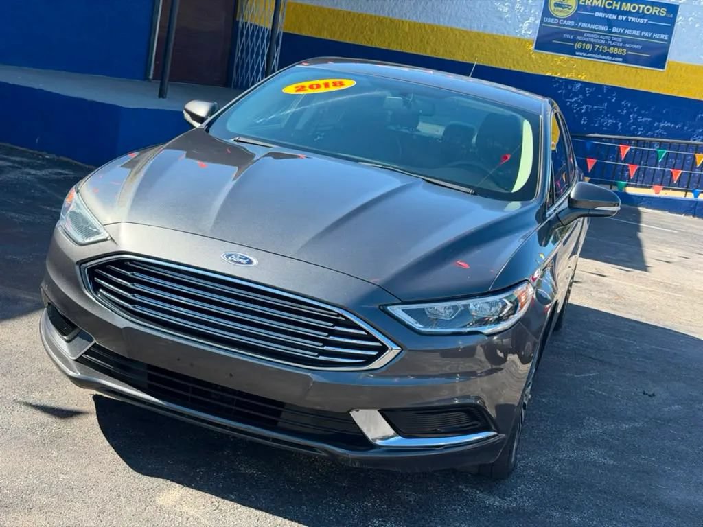 Used 2018 Ford Fusion SE w/ Fusion SE Technology Package FWD image 2