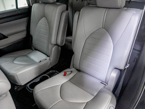 Used 2021 Toyota Highlander XLE AWD/4WD image 38